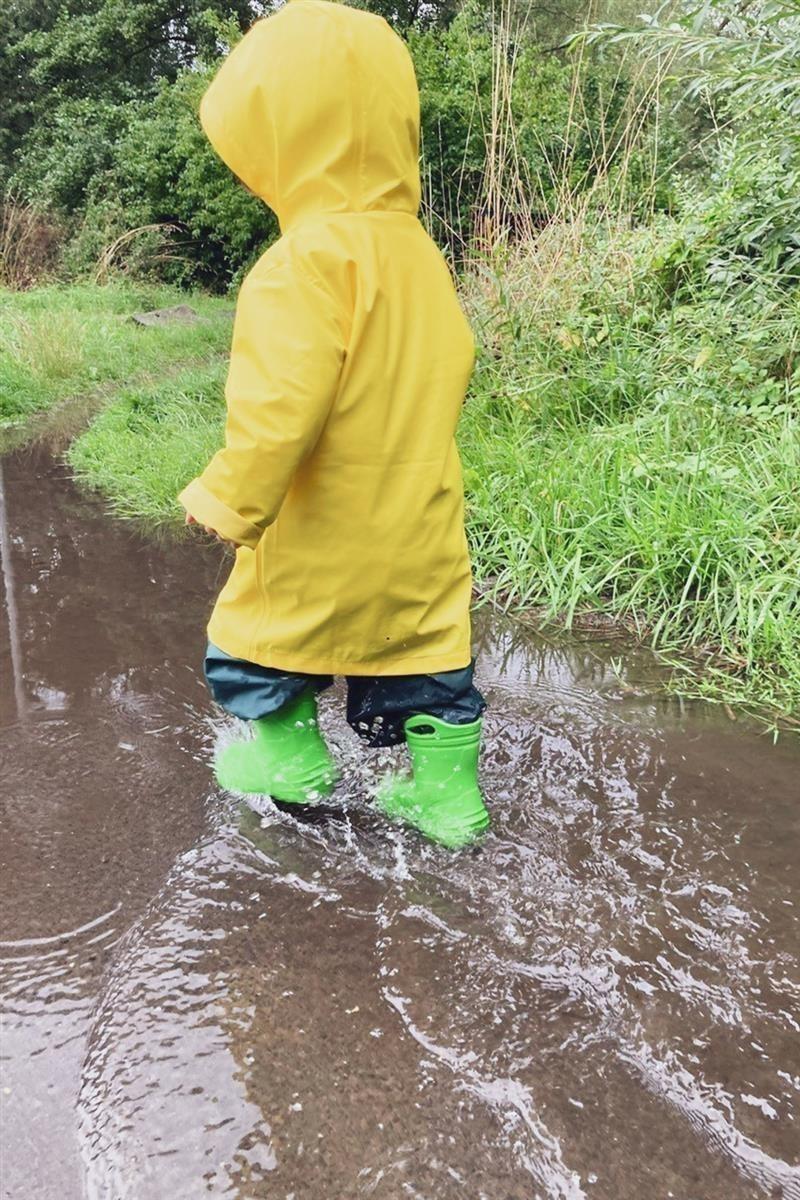 Kinder Gummistiefel grün, Bekleidung, Mantel, Person, Regenmantel, Wasser